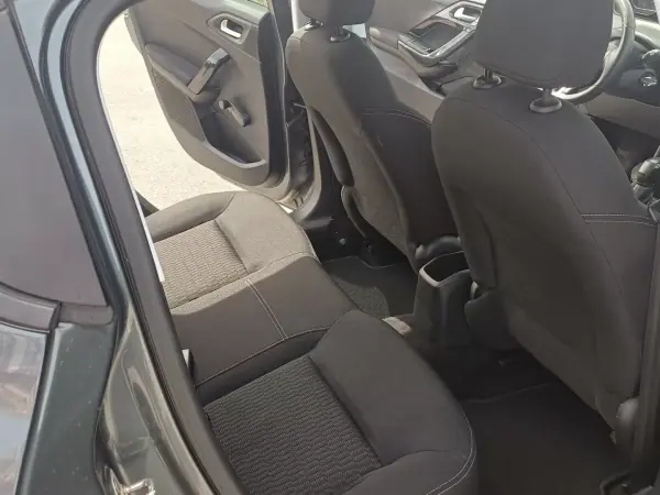 Peugeot 208 2015 - 9900 EUR, 149570 km - AUTO.MOTO.pt - 149570km - foto 6 de 15