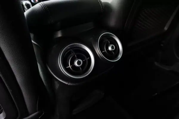 Alfa Romeo Stelvio 2019 - 25900 EUR, 89000 km - AUTO.MOTO.pt - 89000km - foto 14 de 31