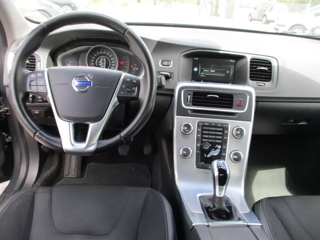 Volvo S60 2016 - 11500 EUR, 236000 km - AUTO.MOTO.pt - 236000km - foto 9 de 11