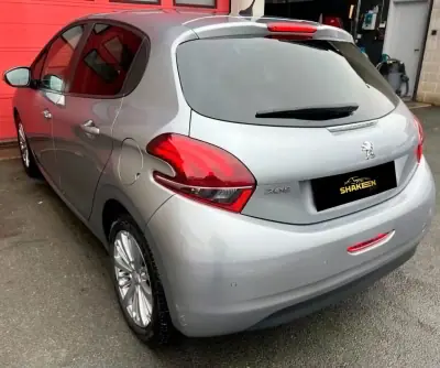 Peugeot 208 2019 - 7990 EUR, 135015 km - AUTO.MOTO.pt - 135015km - foto 5 de 12