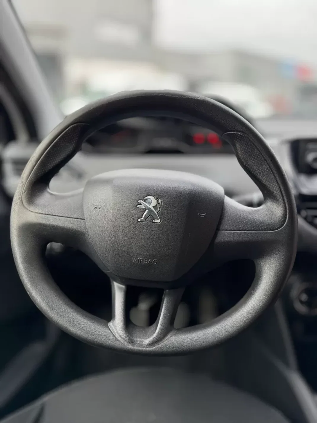 Peugeot 208 2015 - 6900 EUR, 234417 km - 234417km - foto 4 de 14