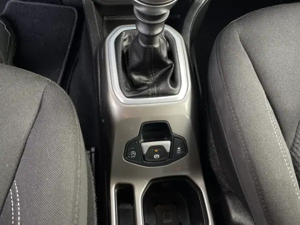 Jeep Renegade 2019 - 15500 EUR, 106977 km - AUTO.MOTO.pt - 106977km - foto 31 de 39