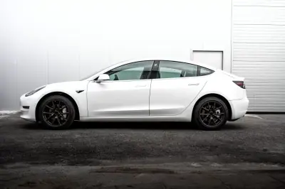 Tesla Model 3 2020 - 25990 EUR, 111680 km - AUTO.MOTO.pt - 111680km - foto 4 de 12