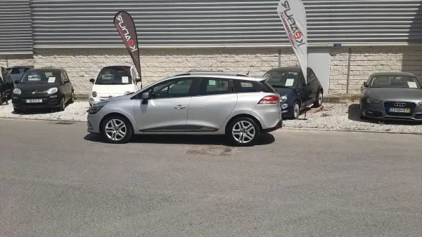 Renault Clio Sport Tourer 2018 - 11500 EUR, 89764 km - AUTO.MOTO.pt - 89764km - foto 24 de 46