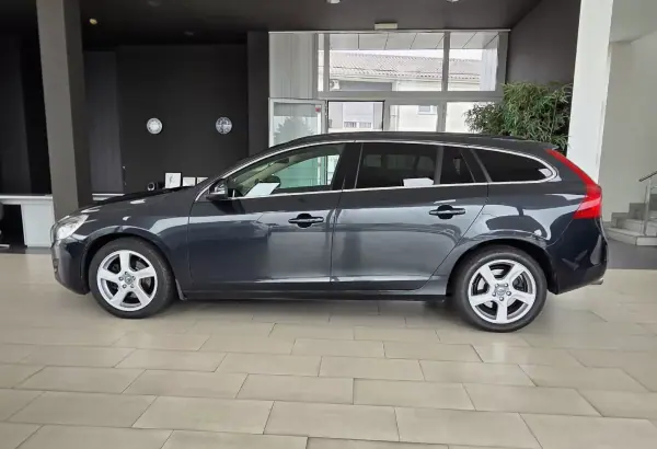 Volvo V60 2012 - 7990 EUR, 222113 km - AUTO.MOTO.pt - 222113km - foto 3 de 11