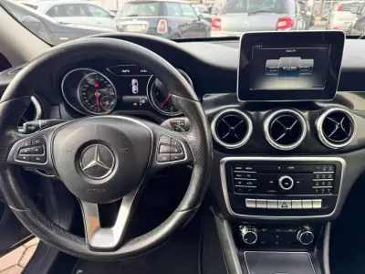 Mercedes-Benz CLA 180 2018 - 21500 EUR, 179900 km - AUTO.MOTO.pt - 179900km - foto 14 de 25