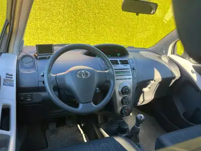 Toyota Yaris 2011 - 8500 EUR, 150000 km - AUTO.MOTO.pt - 150000km - foto 3 de 21