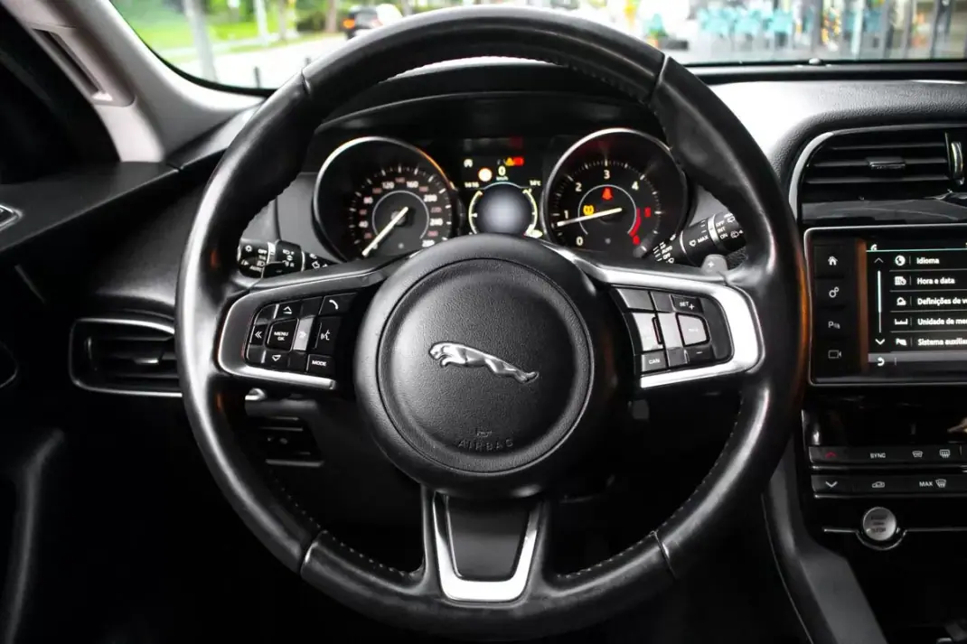 Jaguar F-Pace 2018 - 23990 EUR, 151410 km - AUTO.MOTO.pt - 151410km - foto 14 de 50