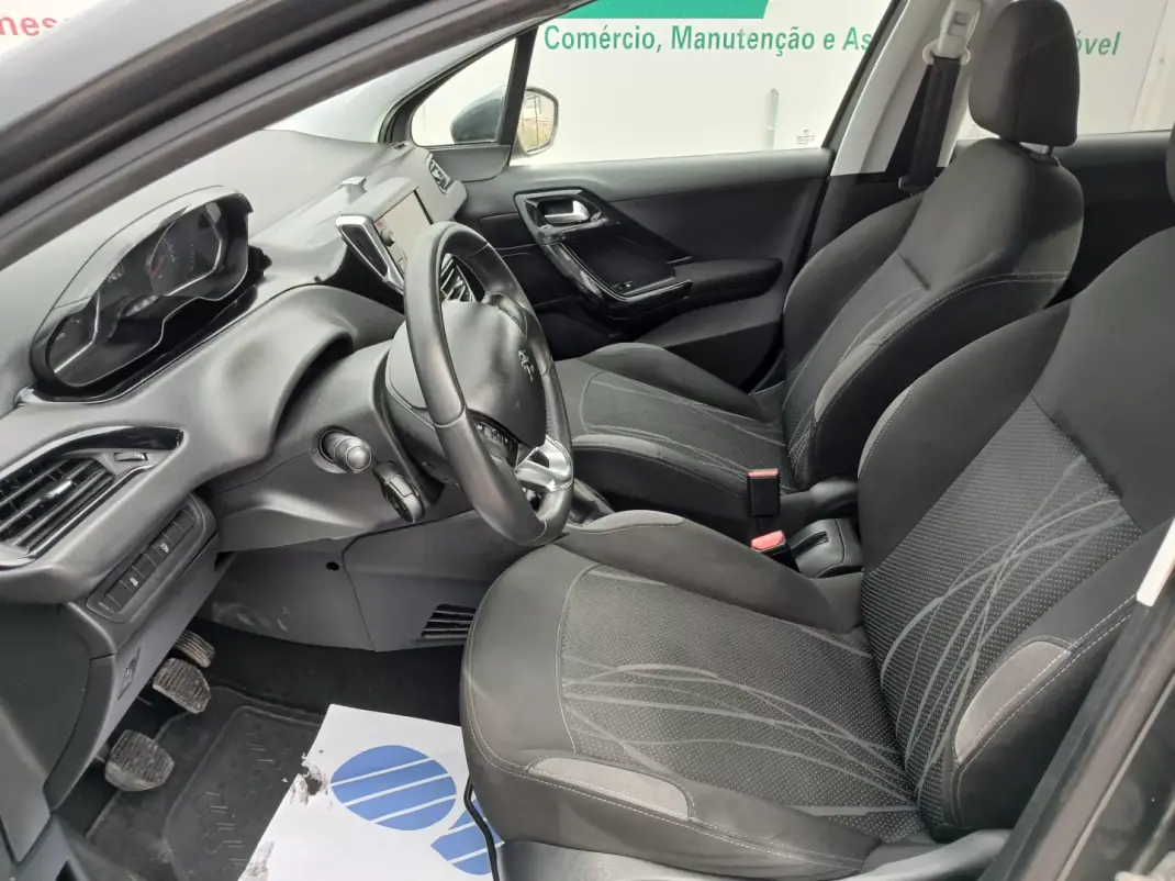 Peugeot 208 2015 - 7450 EUR, 116512 km - AUTO.MOTO.pt - 116512km - foto 14 de 23