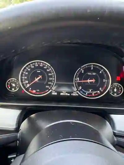 BMW 520 2012 - 16500 EUR, 284000 km - AUTO.MOTO.pt - 284000km - foto 11 de 15