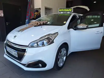 Peugeot 208 2017 - 7900 EUR, 157000 km - AUTO.MOTO.pt - 157000km - foto 3 de 15