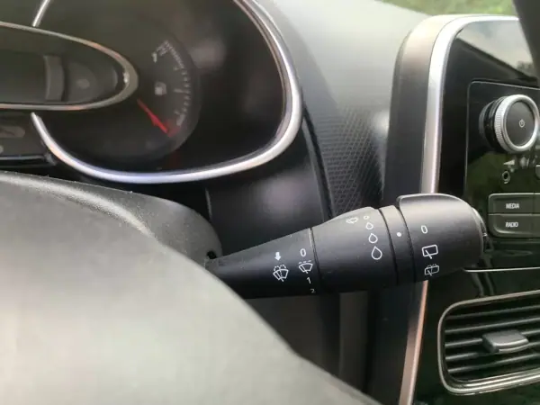 Renault Clio Sport Tourer 2019 - 13999 EUR, 127245 km - AUTO.MOTO.pt - 127245km - foto 22 de 53