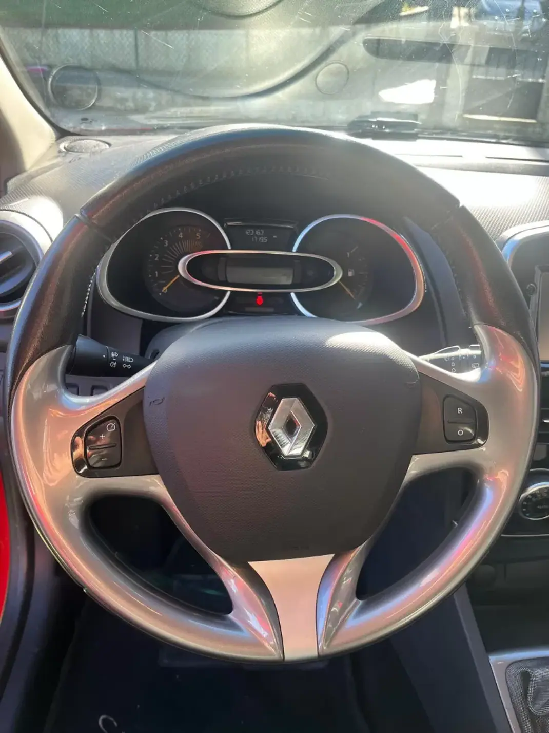 Renault Clio Sport Tourer 2015 - 10750 EUR, 122000 km - AUTO.MOTO.pt - 122000km - foto 11 de 12