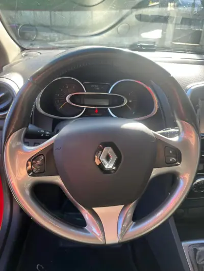 Renault Clio Sport Tourer 2015 - 10750 EUR, 122000 km - AUTO.MOTO.pt - 122000km - foto 11 de 12
