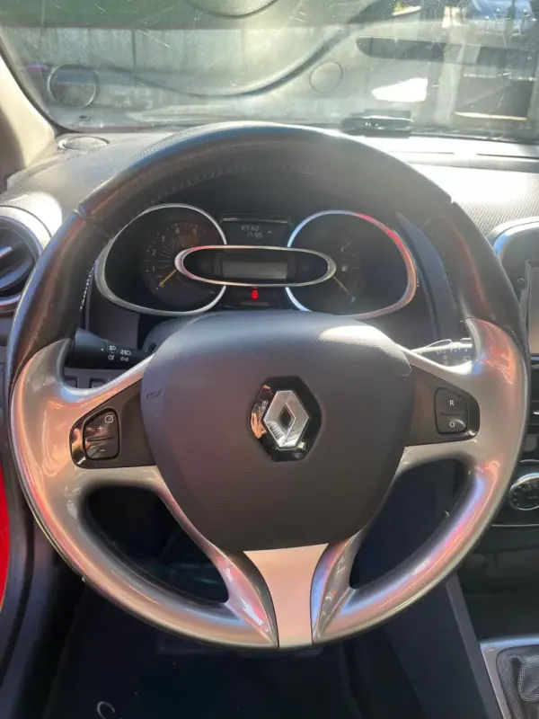 Renault Clio Sport Tourer 2015 - 10750 EUR, 122000 km - AUTO.MOTO.pt - 122000km - foto 11 de 12