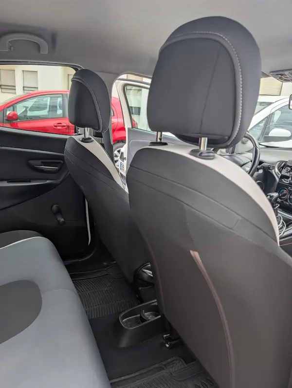 Lancia Ypsilon 2015 - 6400 EUR, 149726 km - 149726km - foto 8 de 15