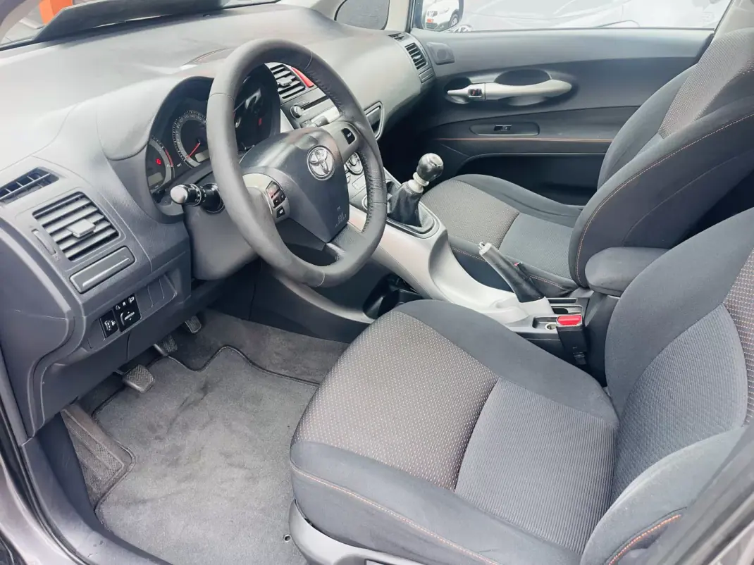 Toyota Auris 2010 - 10950 EUR, 161626 km - AUTO.MOTO.pt - 161626km - foto 8 de 12