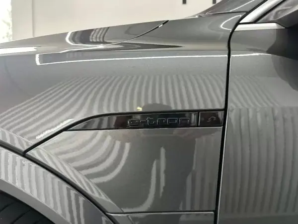 Audi Q8 e-Tron Sportback 2023 - 49500 EUR, 93000 km - AUTO.MOTO.pt - 93000km - foto 11 de 31