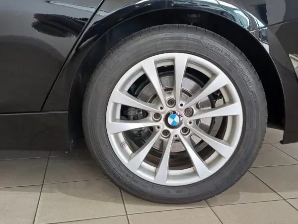 BMW 318 2017 - 21490 EUR, 121861 km - AUTO.MOTO.pt - 121861km - foto 16 de 17