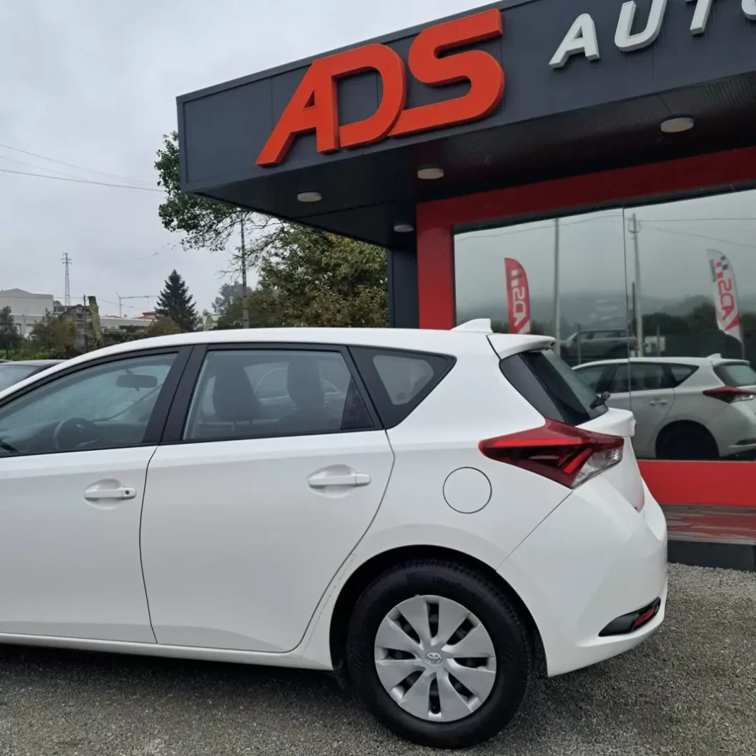 Toyota Auris 2015 - 7450 EUR, 338000 km - AUTO.MOTO.pt - 338000km - foto 4 de 12
