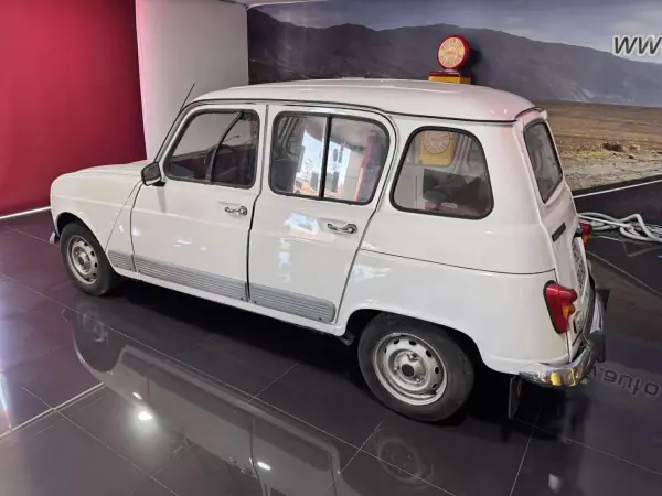 Renault 4 1992 - 5500 EUR, 144000 km - AUTO.MOTO.pt - 144000km - foto 6 de 15