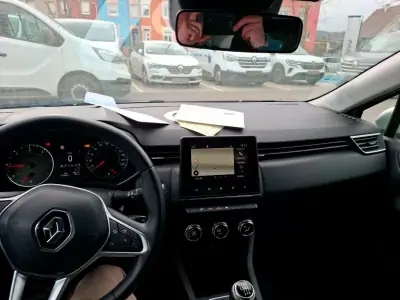 Renault Clio 2021 - 13750 EUR, 107669 km - AUTO.MOTO.pt - 107669km - foto 5 de 8