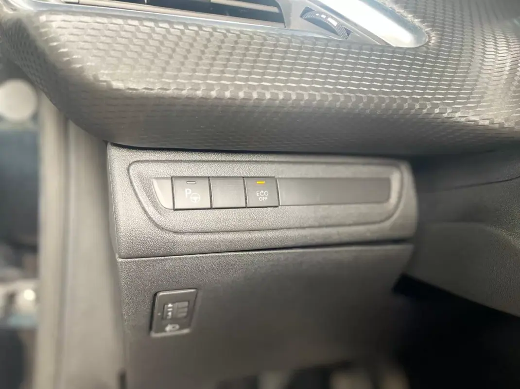 Peugeot 208 2018 - 8899 EUR, 106000 km - AUTO.MOTO.pt - 106000km - foto 41 de 42