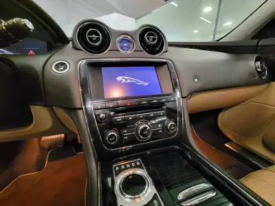 Jaguar XJ 2012 - 19950 EUR, 255600 km - AUTO.MOTO.pt - 255600km - foto 23 de 33