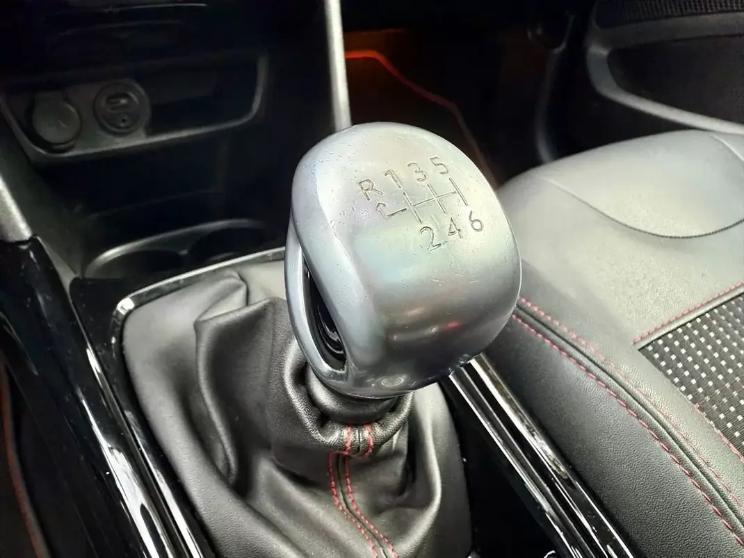 Peugeot 2008 2017 - 9990 EUR, 107000 km - AUTO.MOTO.pt - 107000km - foto 26 de 42