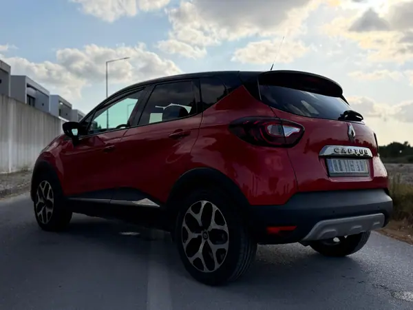 Renault Captur 2018 - 11900 EUR, 105000 km - AUTO.MOTO.pt - 105000km - foto 4 de 6