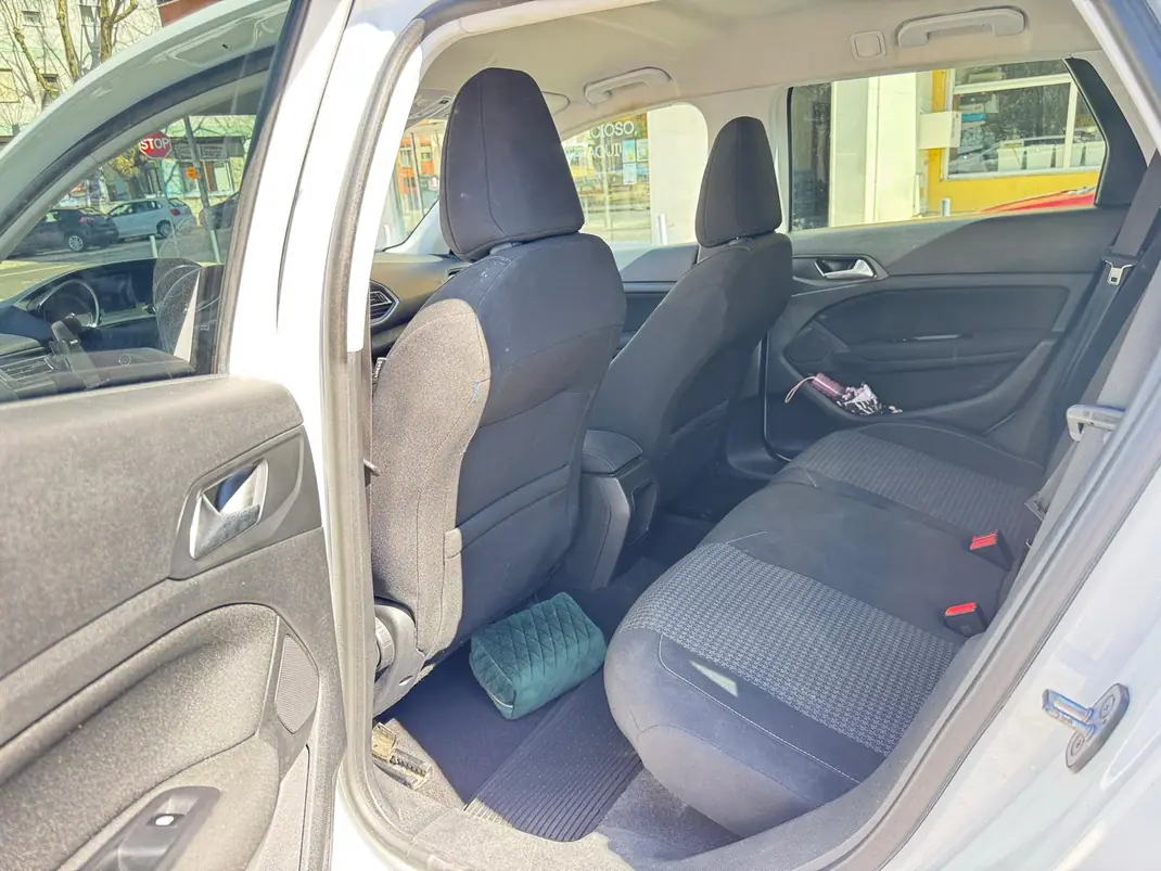 Peugeot 308 SW 2017 - 8100 EUR, 264000 km - AUTO.MOTO.pt - 264000km - foto 4 de 6