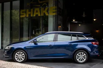 Renault Mégane Sport Tourer 2018 - 9990 EUR, 330112 km - AUTO.MOTO.pt - 330112km - foto 2 de 38