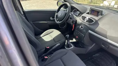 Renault Clio 2010 - 3650 EUR, 202000 km - AUTO.MOTO.pt - 202000km - foto 10 de 15