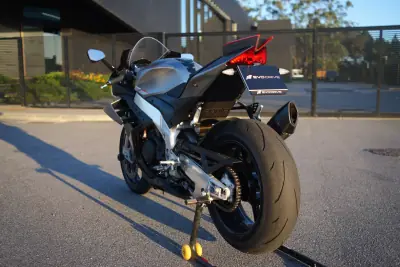 Aprilia RSV 1000 R 2023 - 18750 EUR, 12000 km - AUTO.MOTO.pt - 12000km - foto 13 de 20