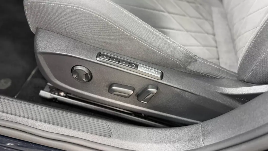 Volkswagen Golf 2021 - 21500 EUR, 96839 km - AUTO.MOTO.pt - 96839km - foto 20 de 38