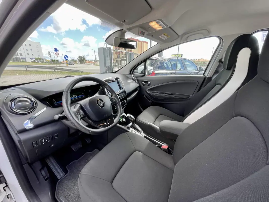 Renault Zoe 2019 - 12750 EUR, 46662 km - AUTO.MOTO.pt - 46662km - foto 9 de 32