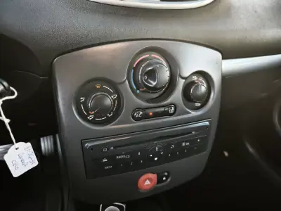 Renault Clio 2010 - 5990 EUR, 290000 km - AUTO.MOTO.pt - 290000km - foto 11 de 15
