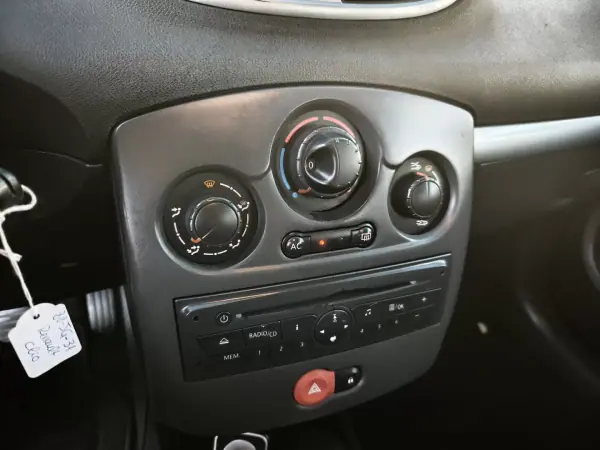 Renault Clio 2010 - 5990 EUR, 290000 km - AUTO.MOTO.pt - 290000km - foto 11 de 15