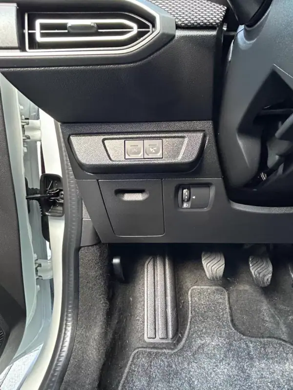 Dacia Jogger 2023 - 15500 EUR, 122342 km - AUTO.MOTO.pt - 122342km - foto 9 de 20