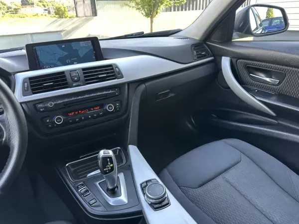 BMW 320 2013 - 12900 EUR, 228000 km - AUTO.MOTO.pt - 228000km - foto 30 de 57