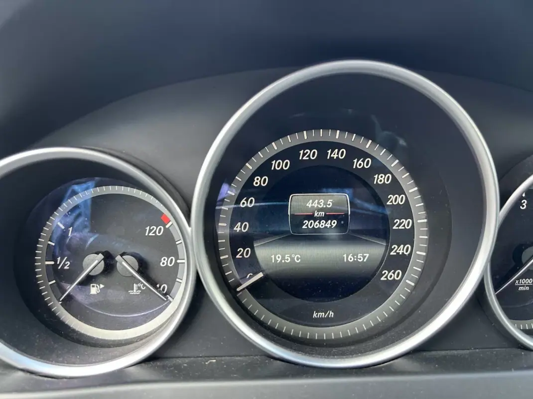 Mercedes-Benz C 180 2014 - 14500 EUR, 206850 km - AUTO.MOTO.pt - 206850km - foto 10 de 13