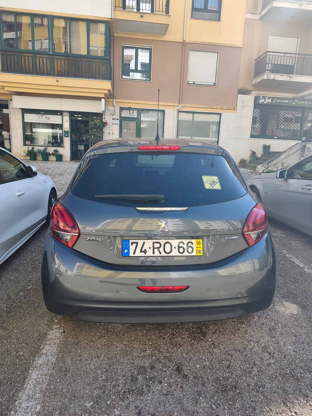 Peugeot 208 2016 - 8000 EUR, 90000 km - AUTO.MOTO.pt - 90000km - foto 4 de 8