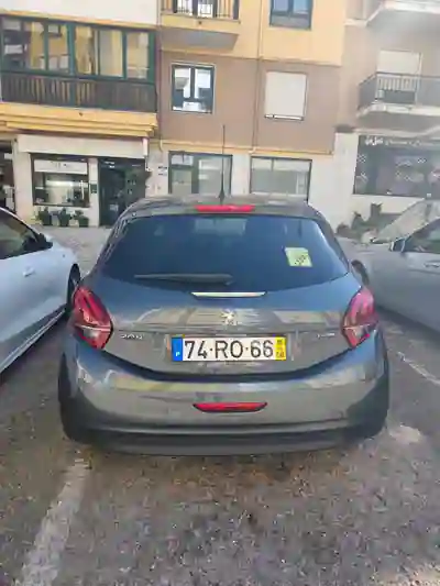 Peugeot 208 2016 - 8000 EUR, 90000 km - AUTO.MOTO.pt - 90000km - foto 4 de 8