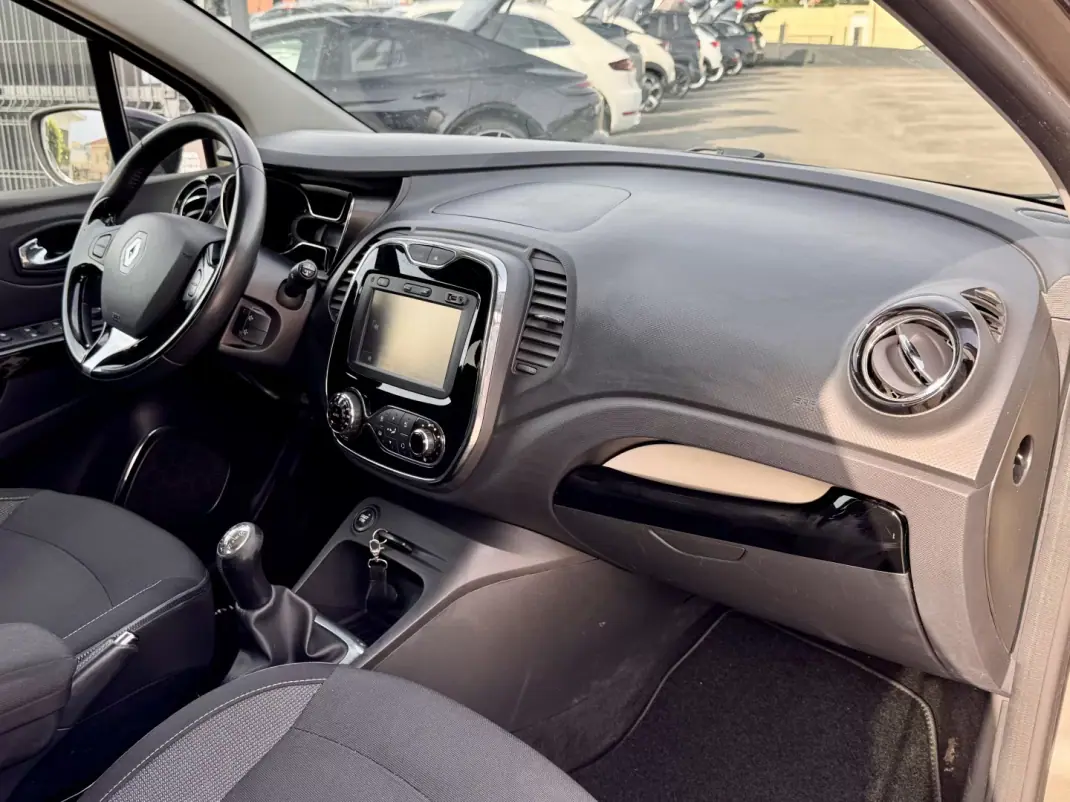 Renault Captur 2015 - 10990 EUR, 137000 km - AUTO.MOTO.pt - 137000km - foto 9 de 19