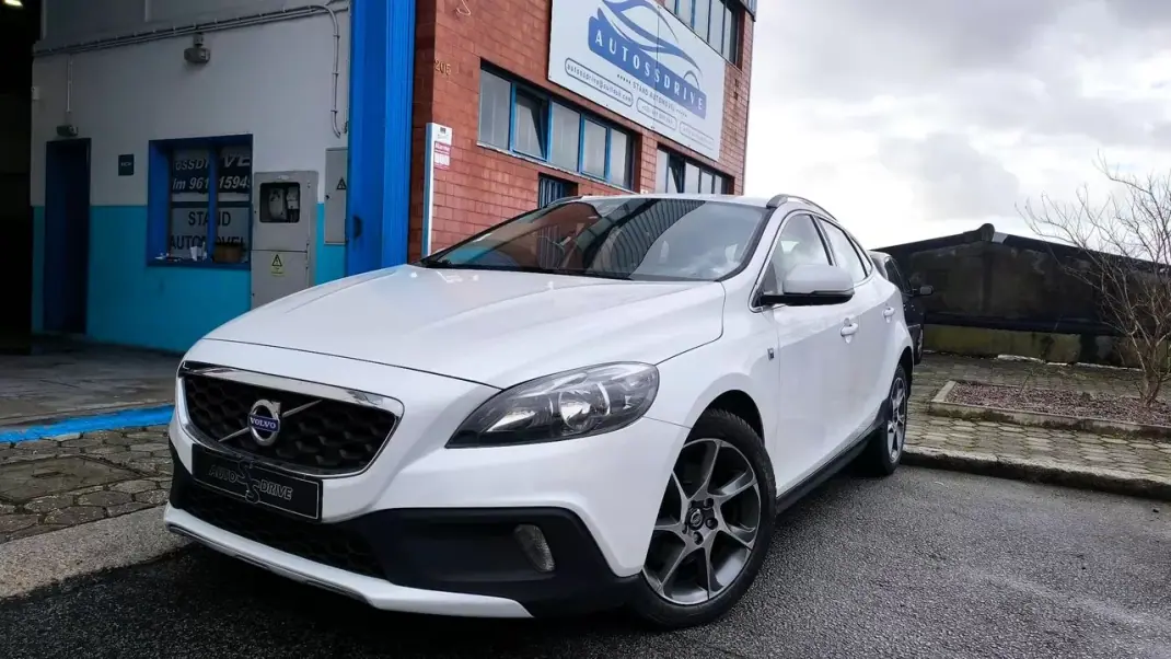 Volvo V40 2014 - 11900 EUR, 205000 km - AUTO.MOTO.pt - 205000km - foto 13 de 20