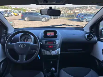 Toyota Aygo 2014 - 8900 EUR, 134000 km - AUTO.MOTO.pt - 134000km - foto 15 de 22