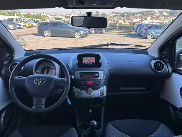 Toyota Aygo 2014 - 8900 EUR, 134000 km - AUTO.MOTO.pt - 134000km - foto 15 de 22