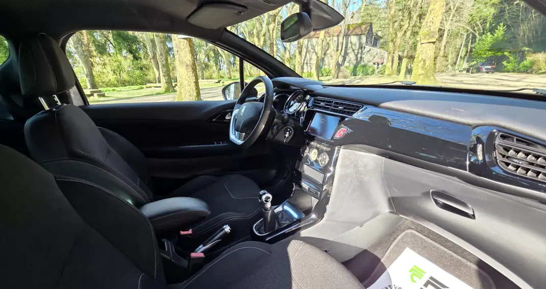 Citroën DS3 2015 - 9850 EUR, 185000 km - AUTO.MOTO.pt - 185000km - foto 14 de 19