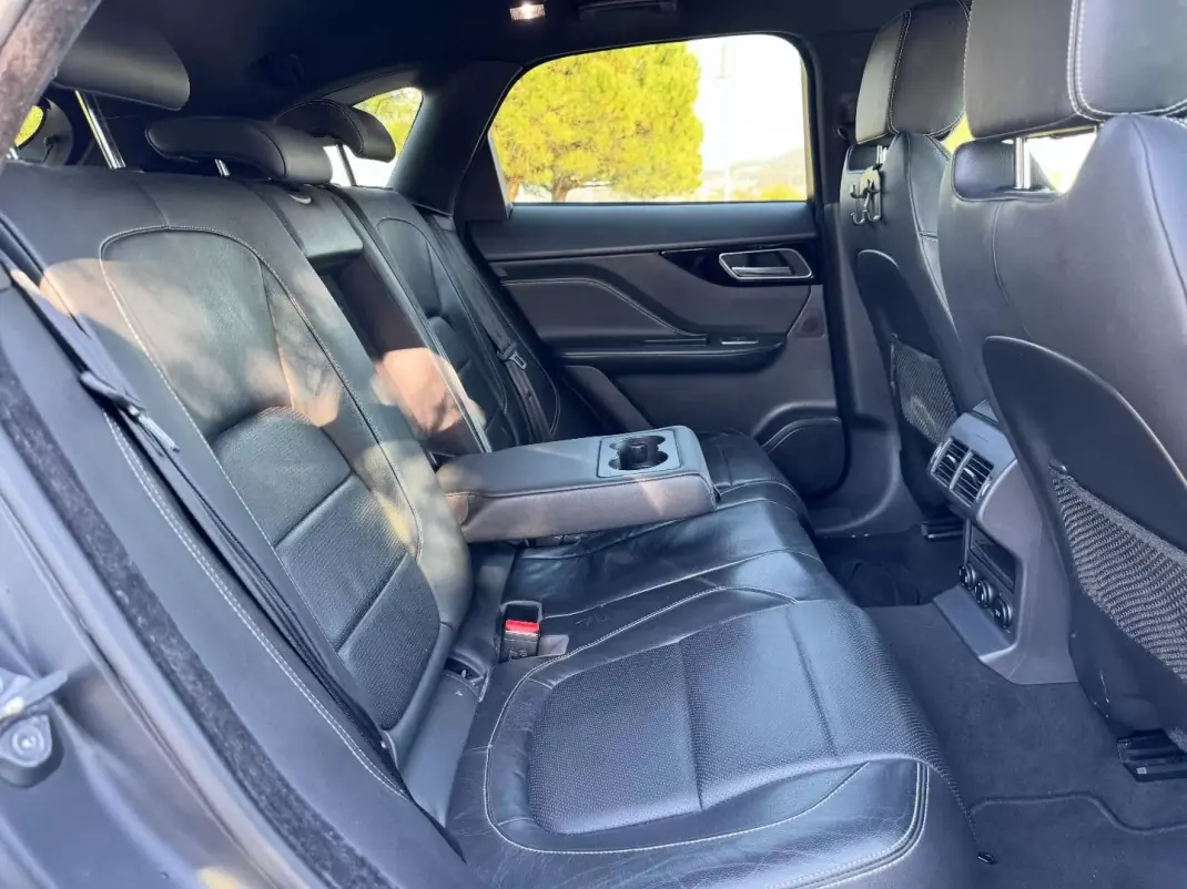 Jaguar F-Pace 2017 - 24950 EUR, 177000 km - AUTO.MOTO.pt - 177000km - foto 13 de 15