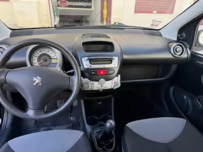 Peugeot 107 2013 - 6250 EUR, 116000 km - AUTO.MOTO.pt - 116000km - foto 19 de 26